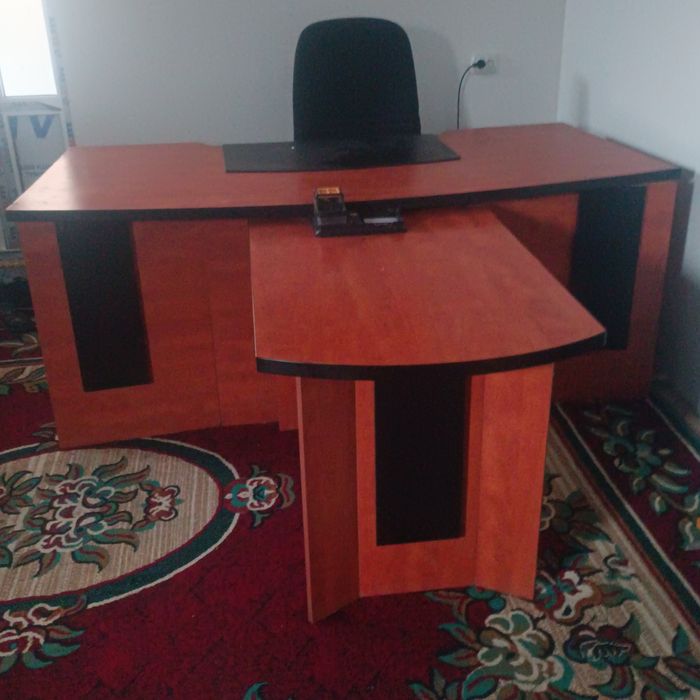 Офис учин стол сотилади