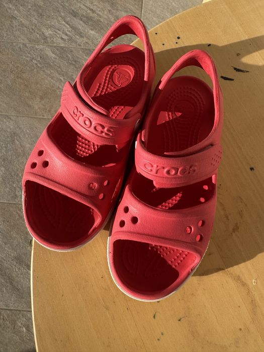 Vand 2 perechi sandale Crocs in stare foarte buna C 12