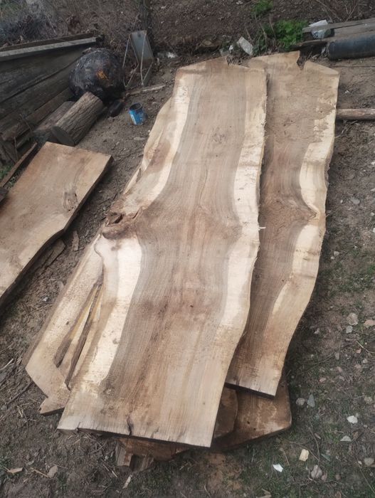 Vând blaturi de nuc.