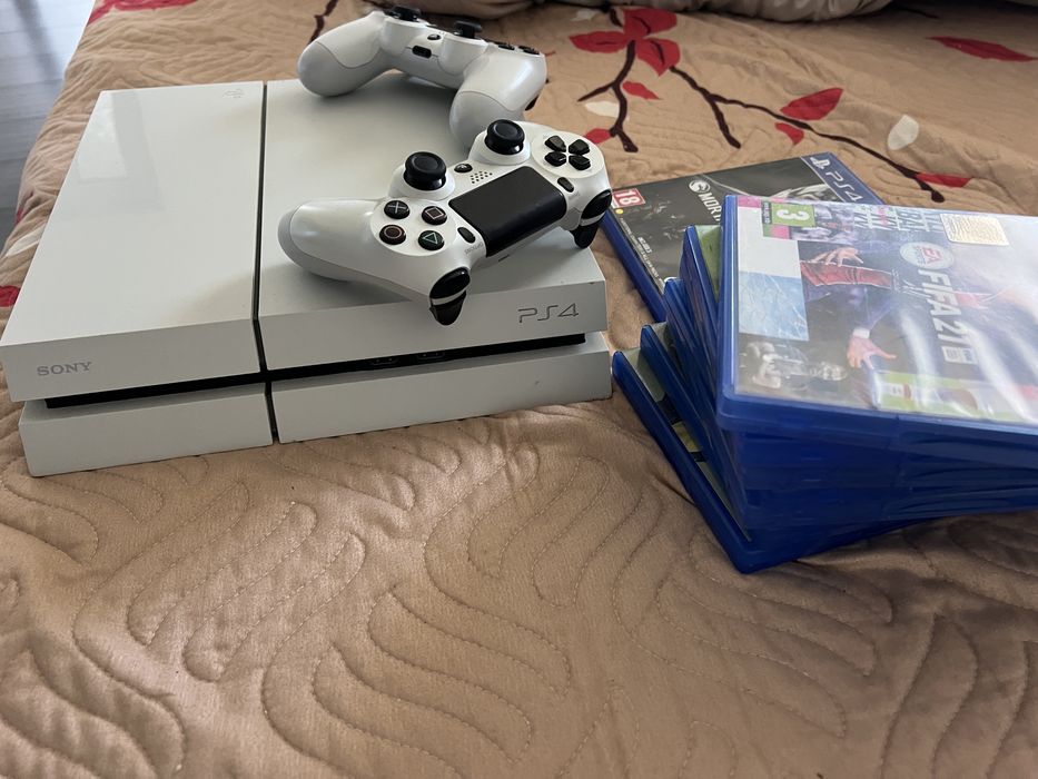 Vand ps4 in stare foarte bune ,perfect functional .