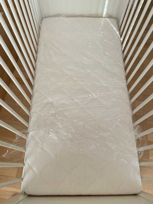 Продавам бебешко легло/ кошара-дървен материал,  с матрак.