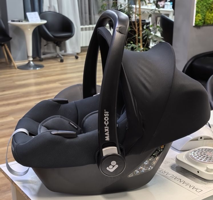 Столче за кола и база Maxi Cosi Cabriofix