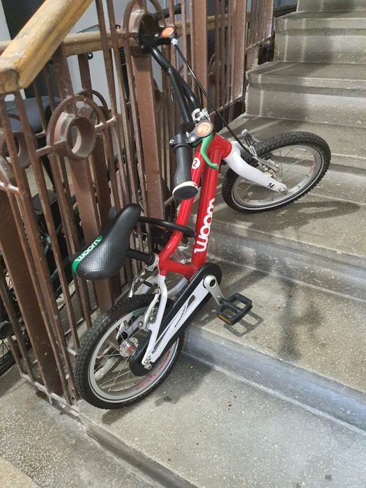 Bicicletă copii WOOM – roșie, ușoară, frâne de mână, stare bună