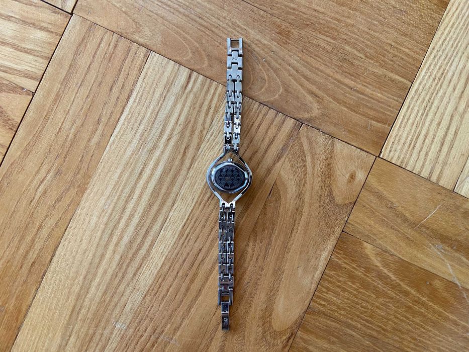 Дамски часовник Q&Q - метален с перлено розово; за тънка китка