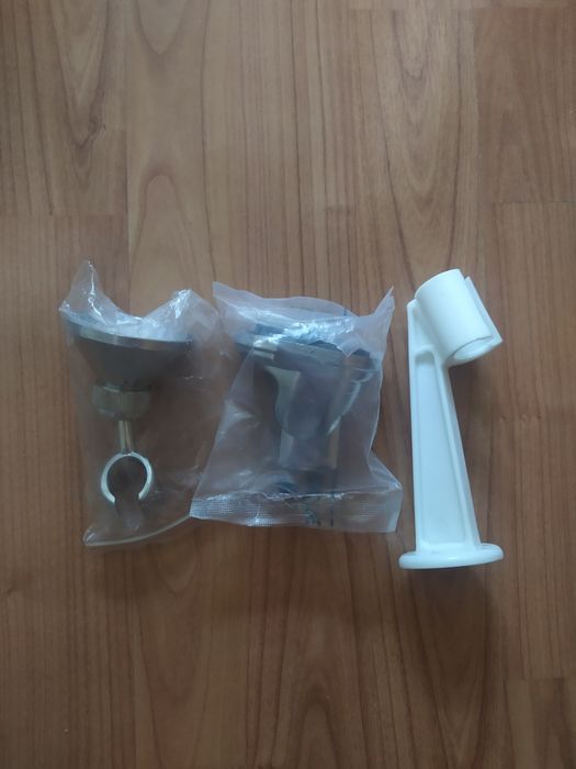 Сиденье на унитаз, сифоны, кронштейн для душа