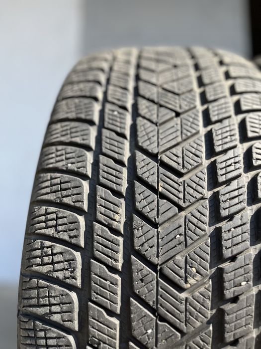 2 бр. зимни гуми 275/40/22 Pirelli DOT 3515 5-5,5 mm