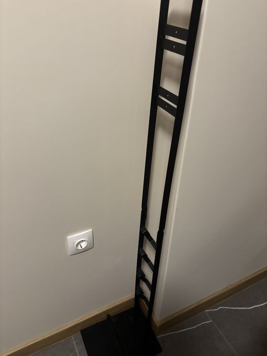 Стойка за Dyson. Лесна за сглабяне и ползване.