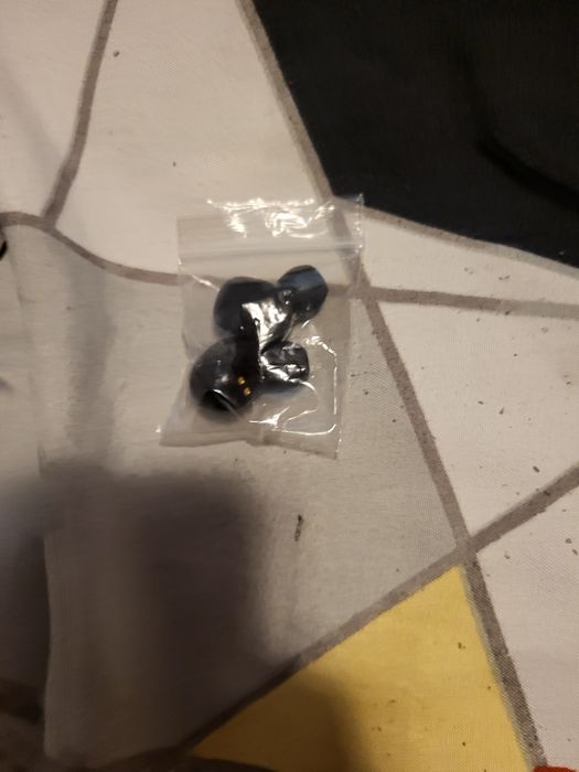 Vând căști bluetooth care au fost folosite un an  și curățate