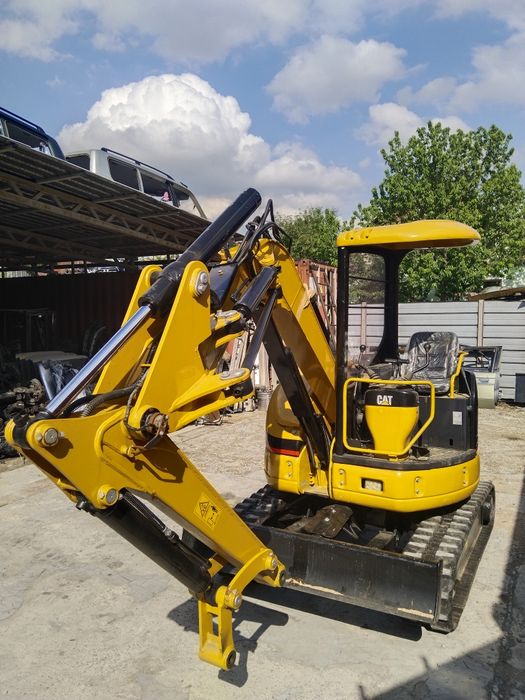 Миниэкскаватор Caterpillar