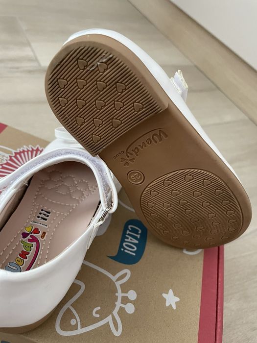 Бели лачени обувки