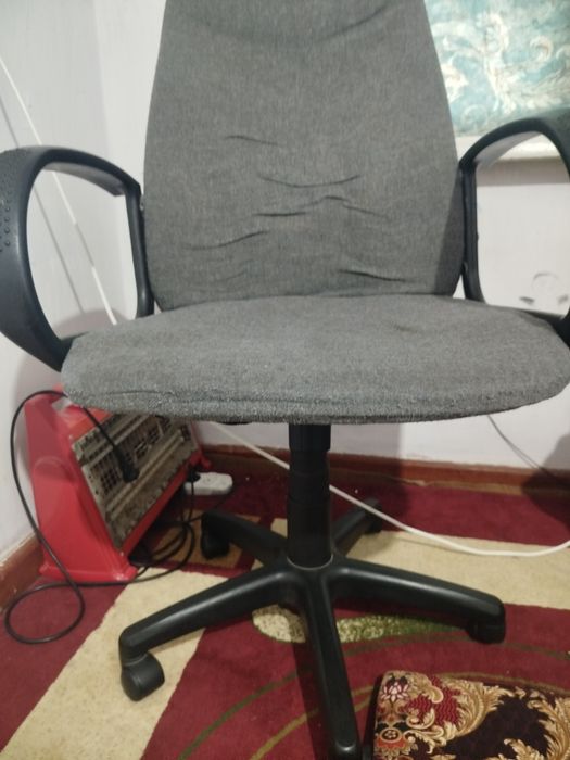 Kreslo sotiladi rabochi,