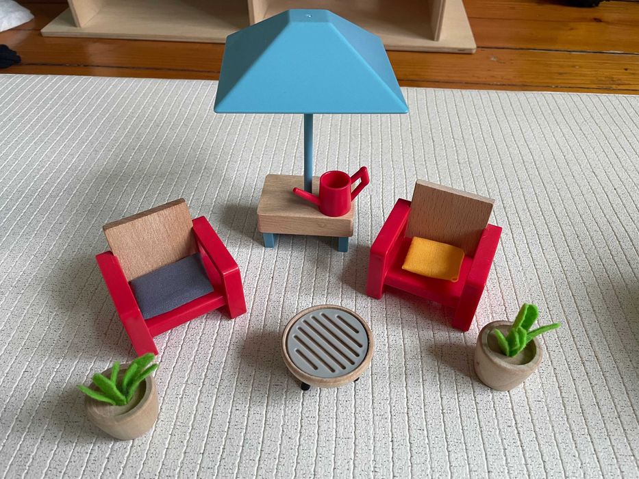 Детска дървена къща за кукли с мебели