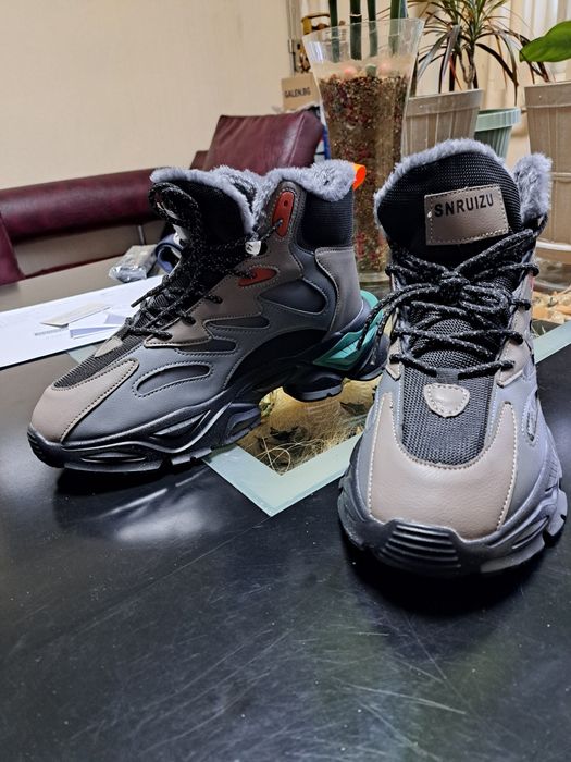 Продавам уникален модел мъжки маратонки чисто нови 43 и 44 номер