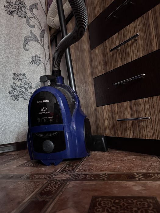 Пылесос почти новый