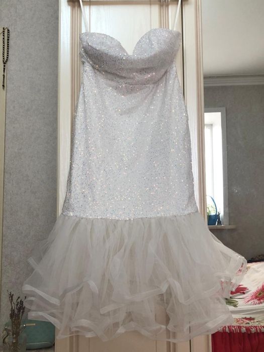 Платье белого цвета с пышной юбкой и пайетками