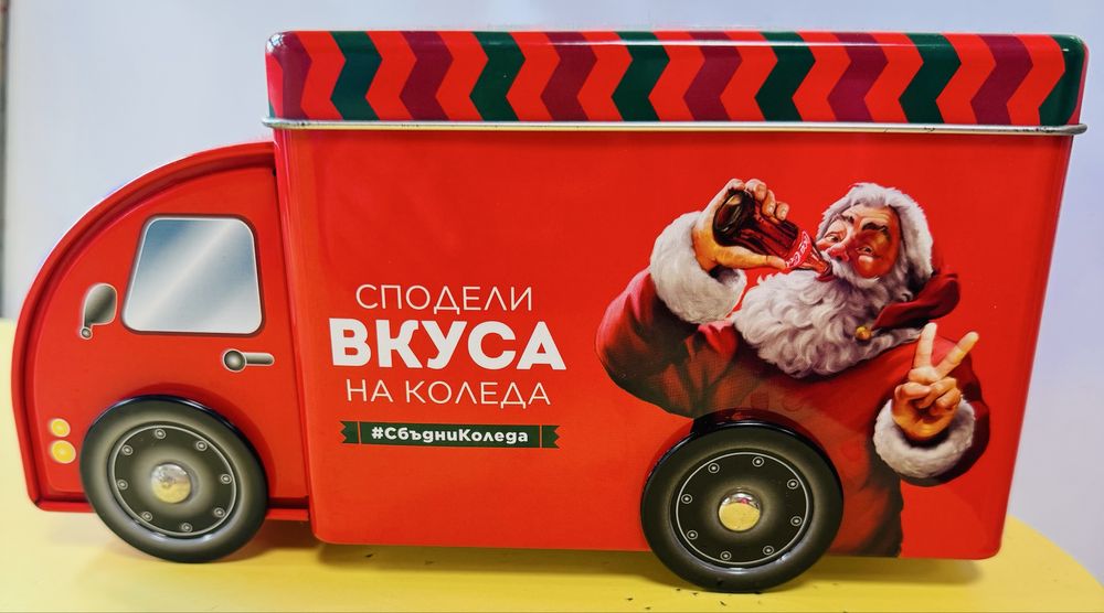 Миналогодишен камион на Coca Cola с голяма вместимост( малки играчки..