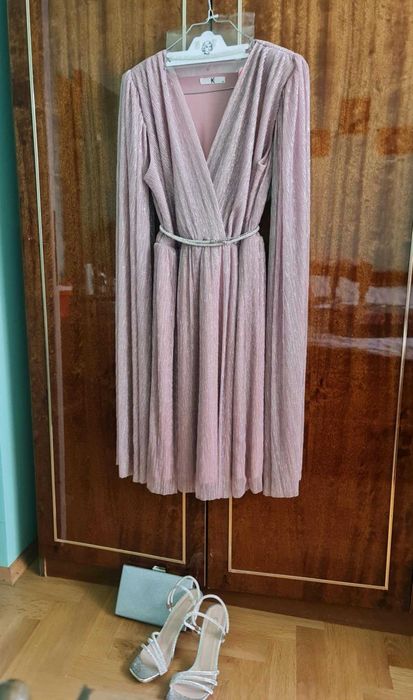 рокля, комплект с обувки, дамска чантичка и колие с обеци