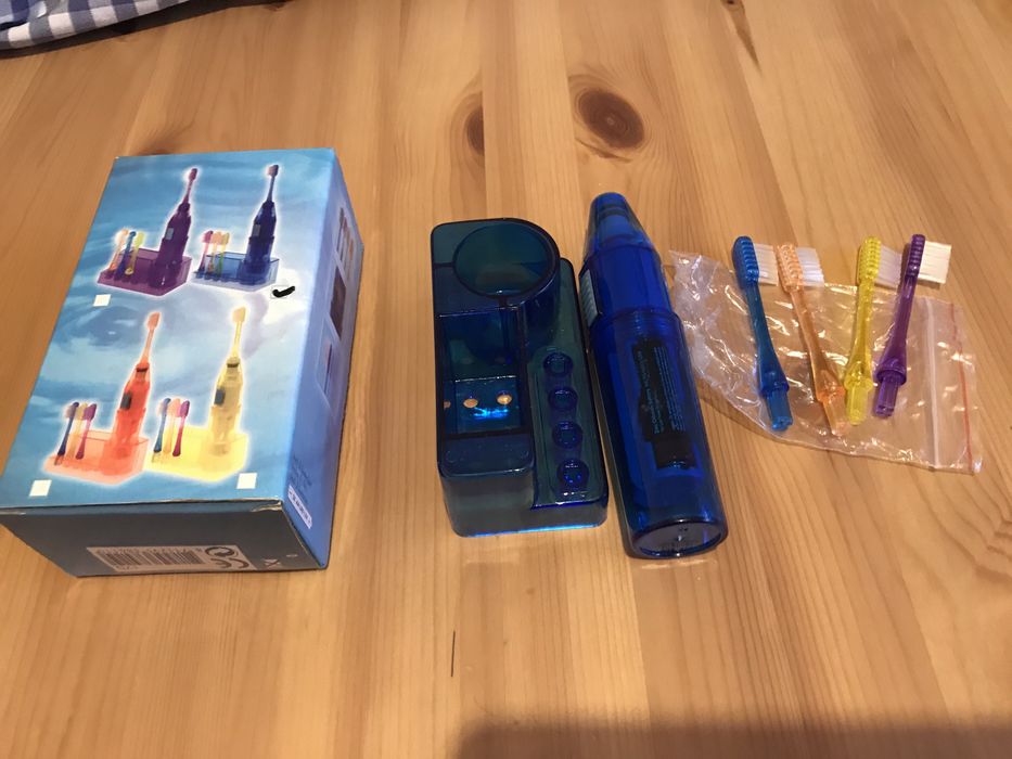 Електрическа четка за зъби с 4 накрайника