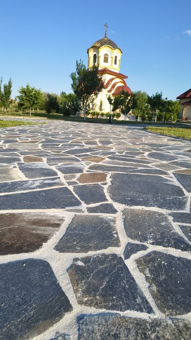 Vând piatră și montez pavaj