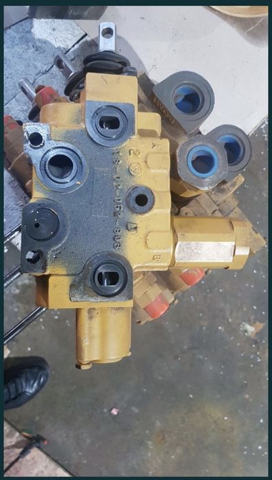 Distribuitor caterpillar felii