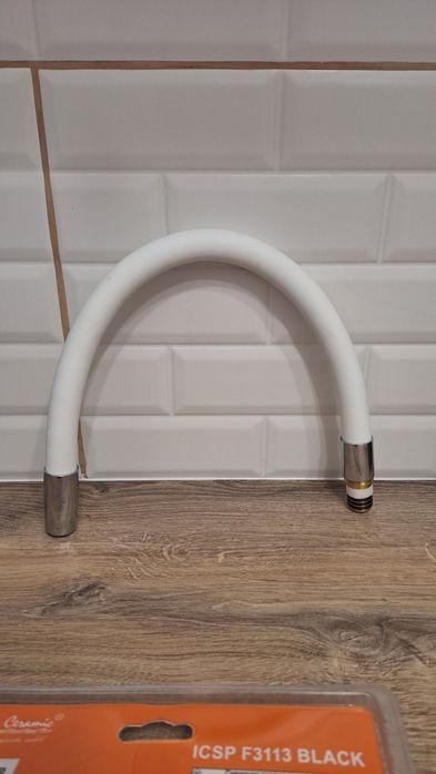 Гъвкава лебедка за смесител Inter Ceramic черна мат и бяла