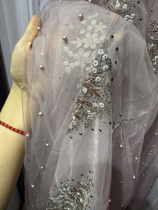 Nejniy ko’ylak qimmat matodan tikilgan