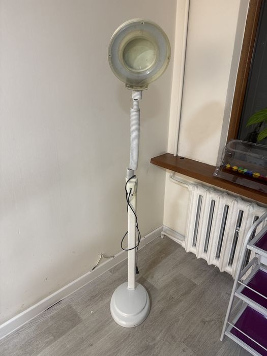 помощник, лампа лупа…