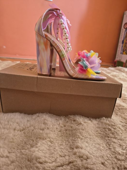 Обувки с висок ток