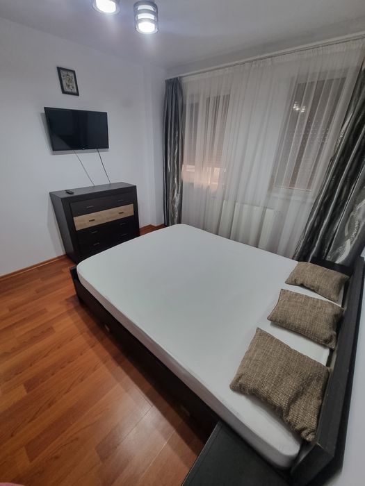 Ofer spre închiriere apartament cu 3 camere