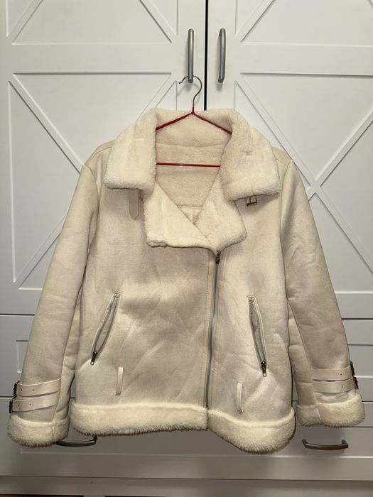 Продам теплую бежевую куртку