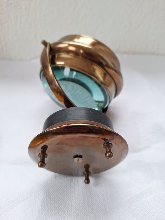 Часовник масивен бронзов настолен с ретро дизайн 



Настолен масивен