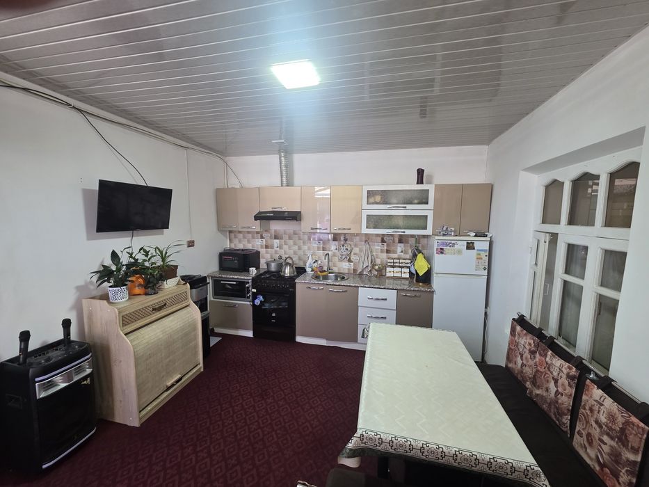 Кибрай тумани Бурота махалласида 8 сотих 7 хонали уй сотилади.