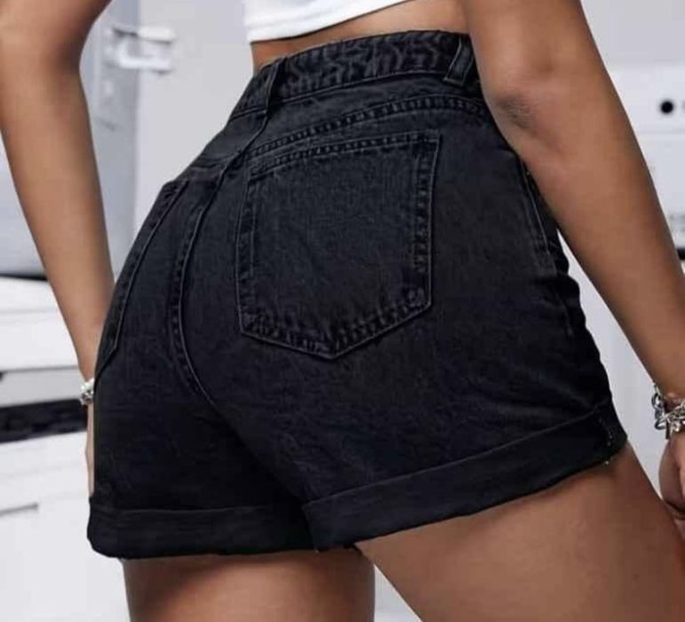 Pantaloni scurți de vanzare