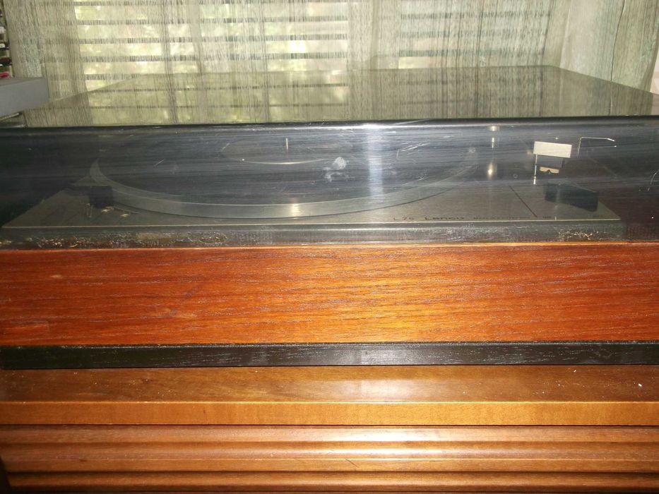 Продавам грамофон Lenco L75
