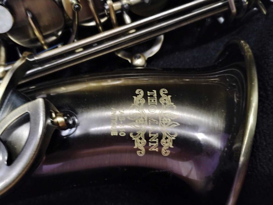 Алт саксофон чисто нов