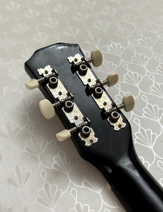 Классицеская гитара со струнами и каподастором