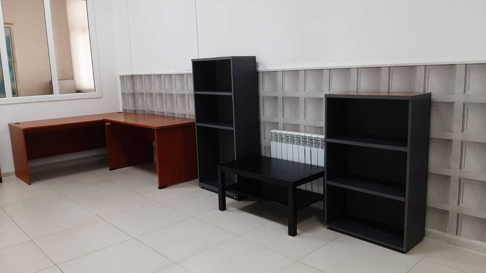 Продам офисную мебель столы, тумбочки, серванты