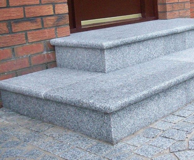 Ступени, лестница из серого гранита.