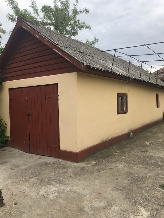 Casă cu etaj + spațiu comercial în curte