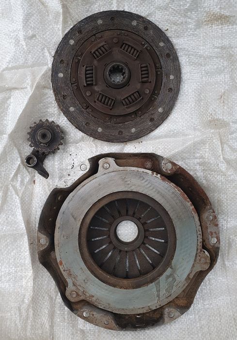 Авт.части 412 -Багажник за М -ч 2140---ключ.-джанти ОБЗОР.СТЪКЛА-М-Ч