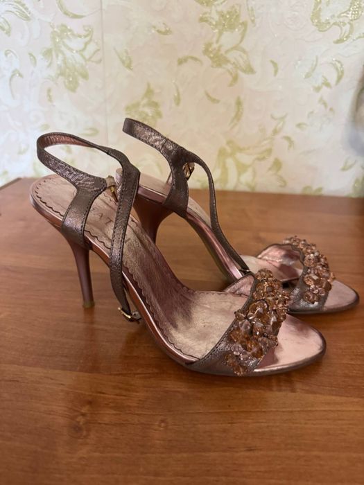 Босоножки лиливого цвета