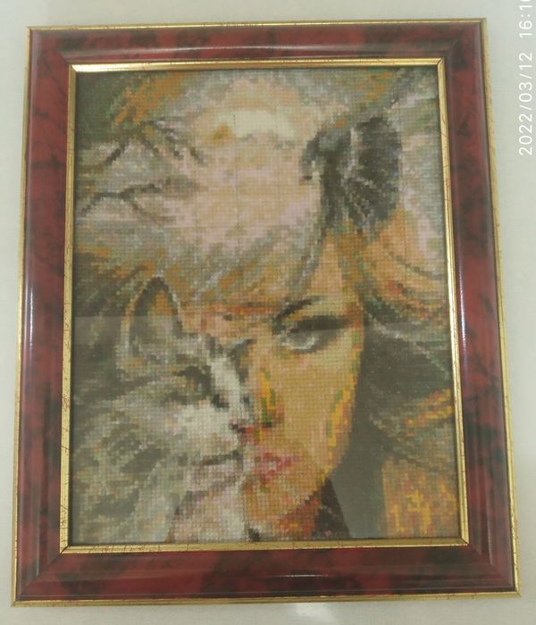 Продам картины вышитые крестиком и собранная из страз.