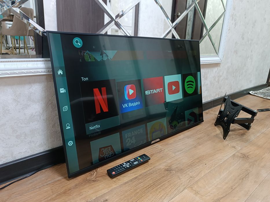 Телевизор AVA Smart 43" + Кронштейн.