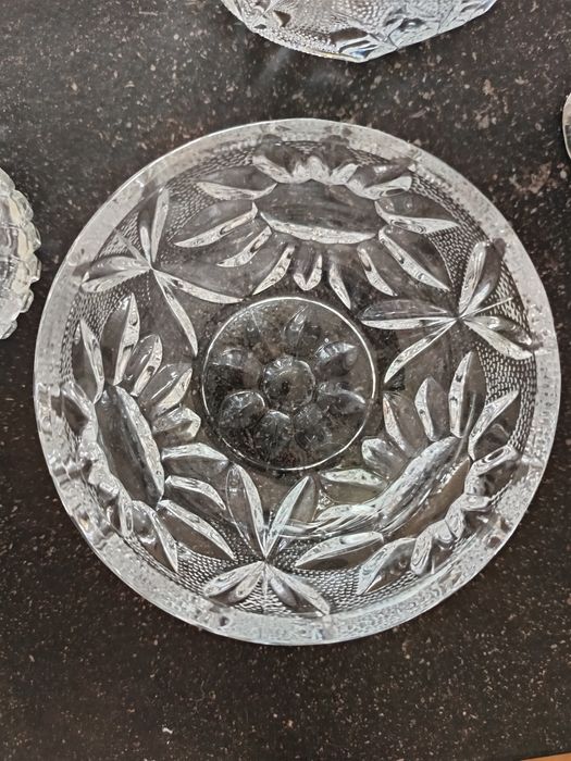 Кристални съдове, чинии, свещник, вази, пепелник и др.