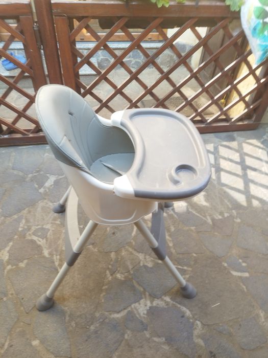 Vând scaun copil pentru mașina și scaun copil pentru luat masa.