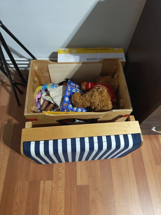 Cufăr de comori si  bancheta Capt'n Sharky 

Cufăr de comori căptușit