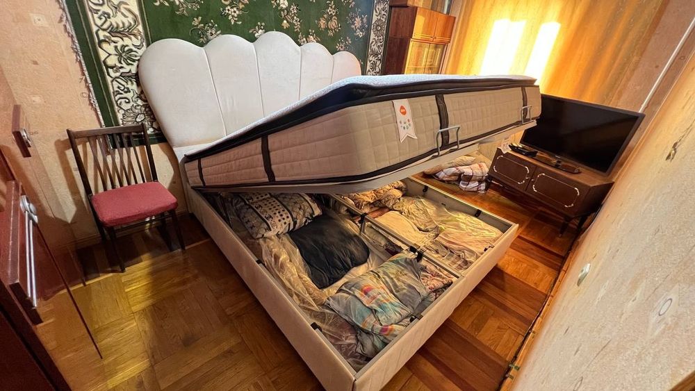 Двуспальная кровать с подъёмным механизмом