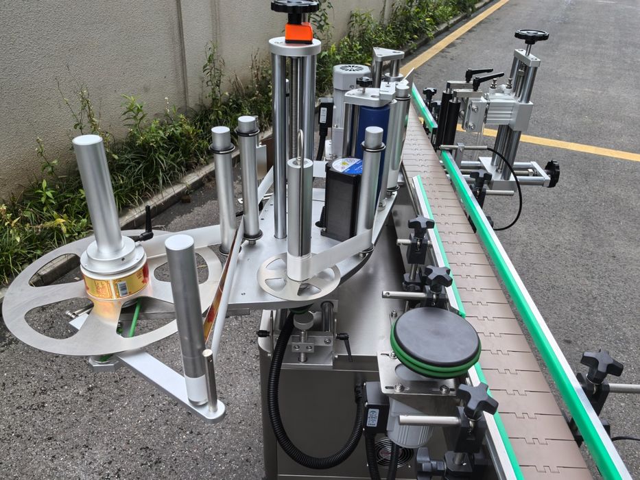 Етикет машина за самозалепващ етикет