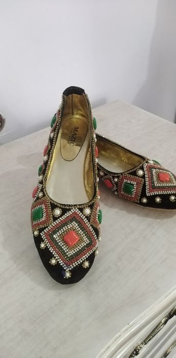 Kelinlar uchun oyoq kiym.