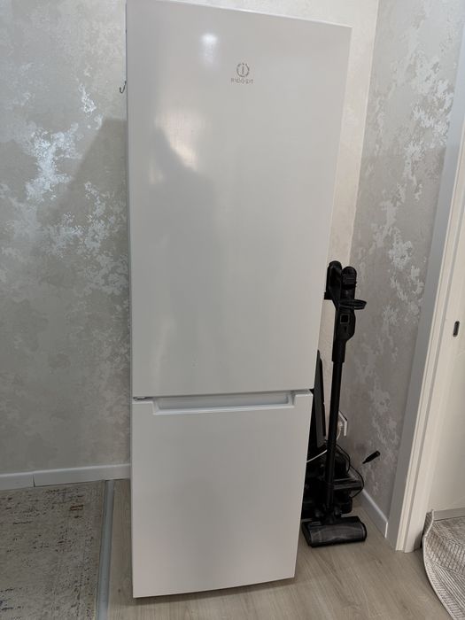 Продам Холодильник indesit